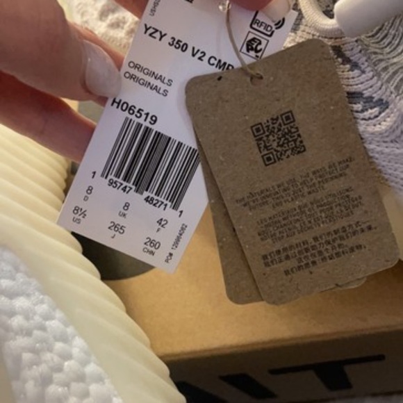 Yeezy sneakers - Picture 5 of 9